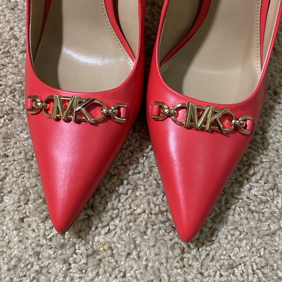 Michael Kors Brand NEW red coral gold logo Tiffanie pumps heels size 7.5 - Picture 3 of 10